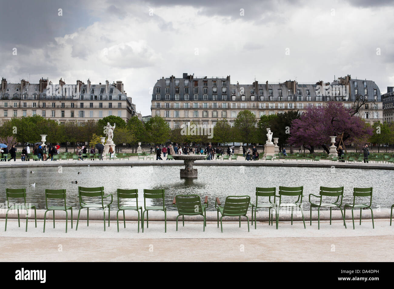 Sedie vuote da Grand Bassin ottagonale nel il Giardino delle Tuileries Foto Stock