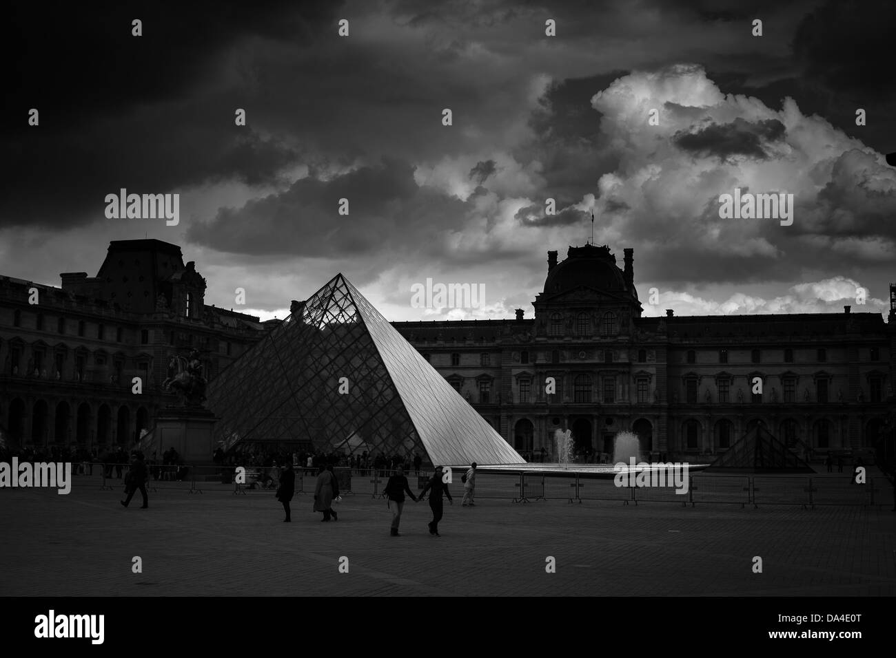 Esterno del Louvre museo di arte drammatica sotto cieli Foto Stock