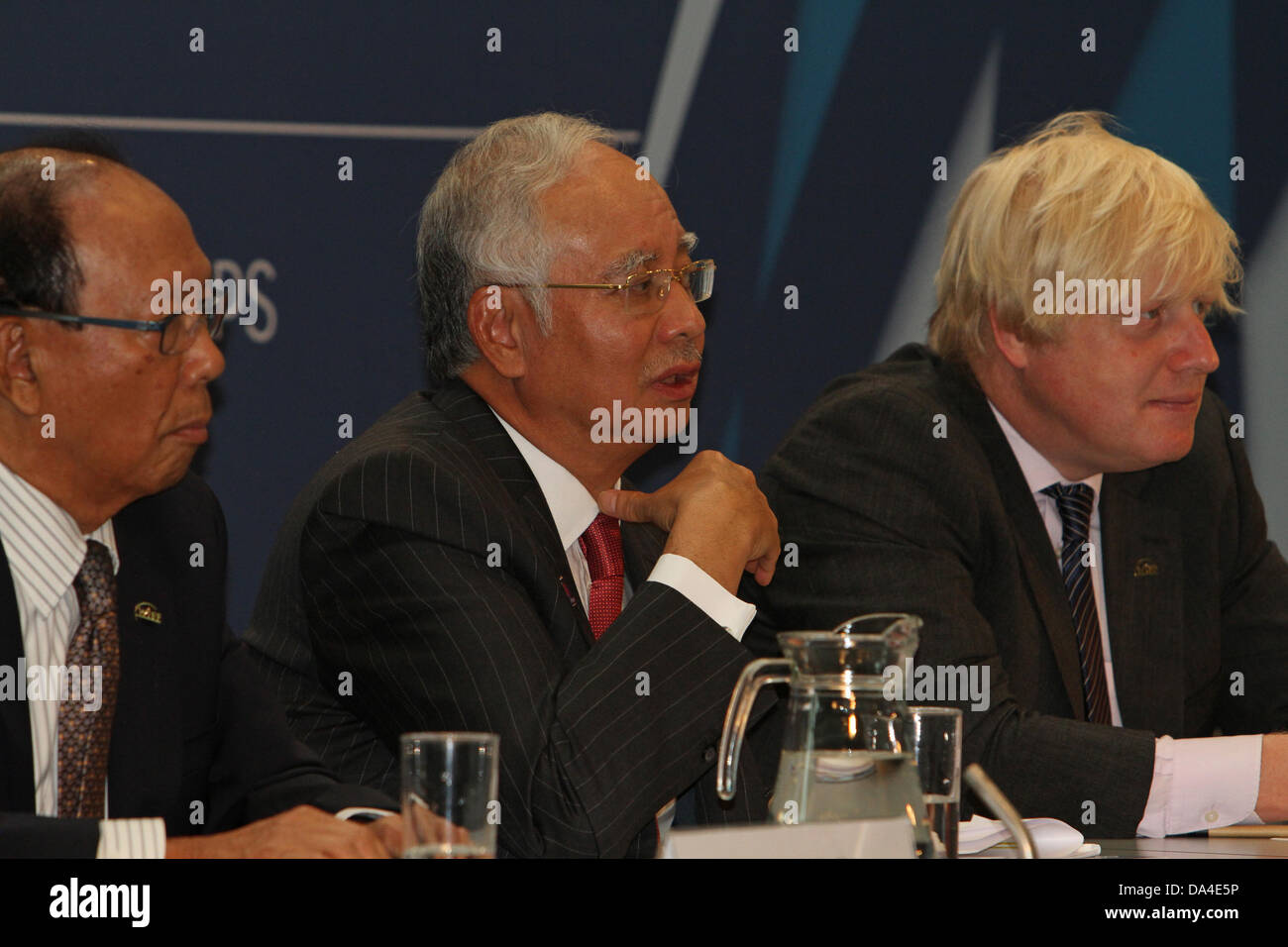 Londra, UK-3a luglio 2013: gli onorevoli Tun Musa Hitam, gli onorevoli Dato'SRI Mohd Najib Tun Abdul Razak, & Boris Johnson qustions risposta del pubblico durante il briefing del IX World Economic Forum Islamico a City Hall. Credito: Keith Larby/Alamy Live News Foto Stock