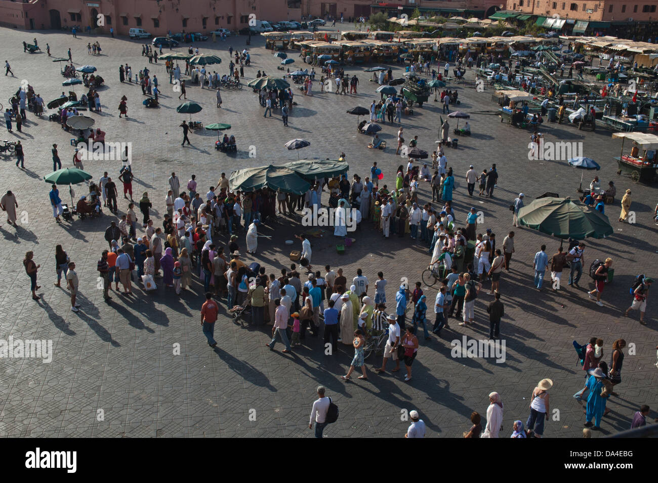 La folla in Piazza Jemaa El Fnaa Marrakech, Marocco Foto Stock