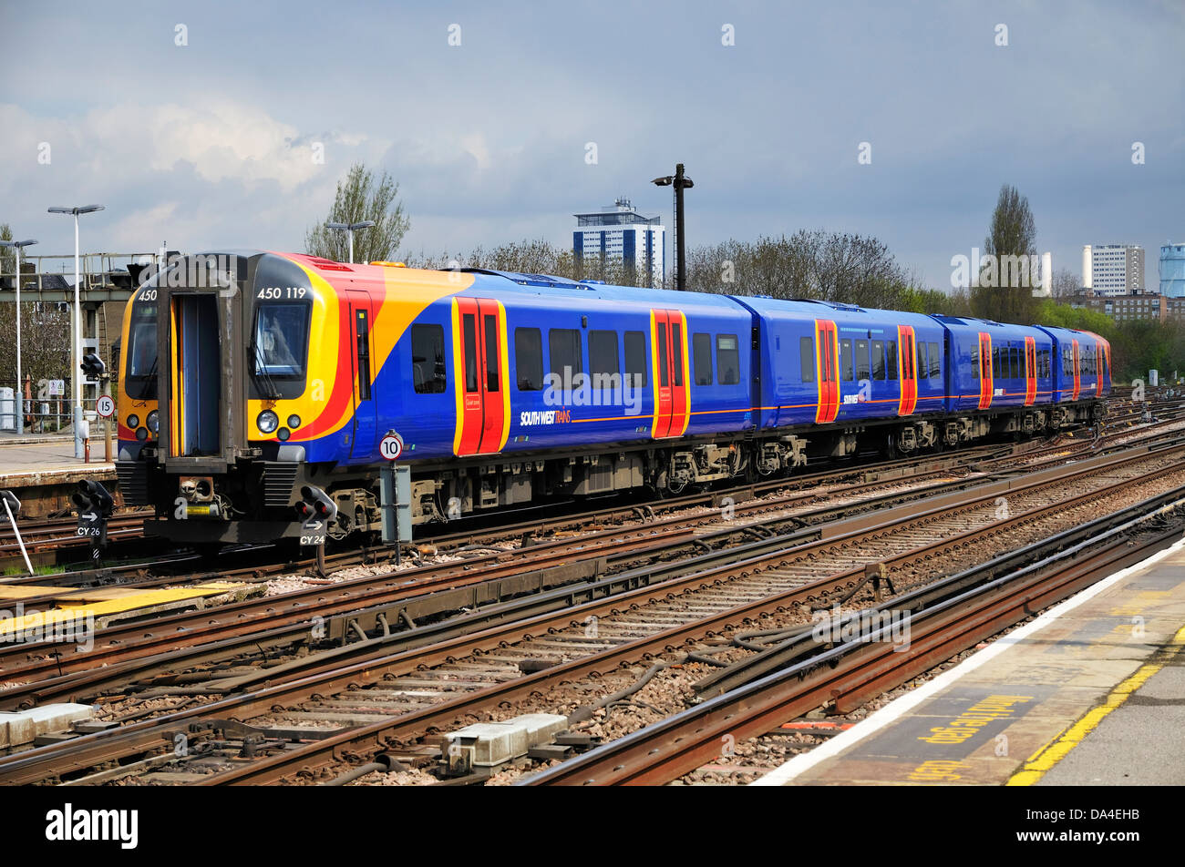 Southwest Trains treni passeggeri avvicinando Clapham Junction stazione ferroviaria Foto Stock