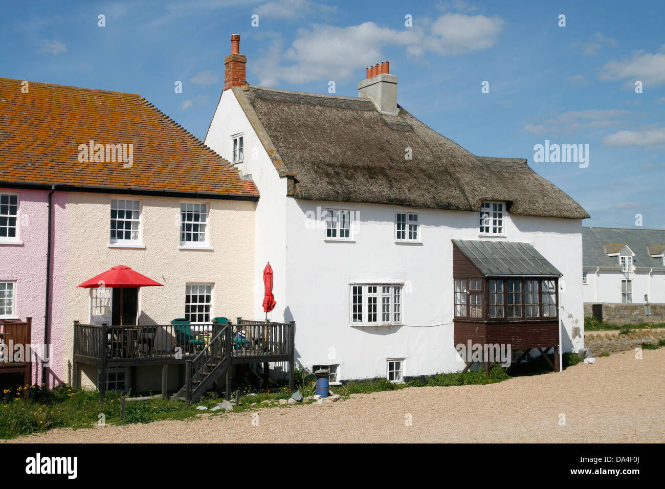 Tegole rosse e cottage con il tetto di paglia West Bay Bridport Dorset England Regno Unito Foto Stock
