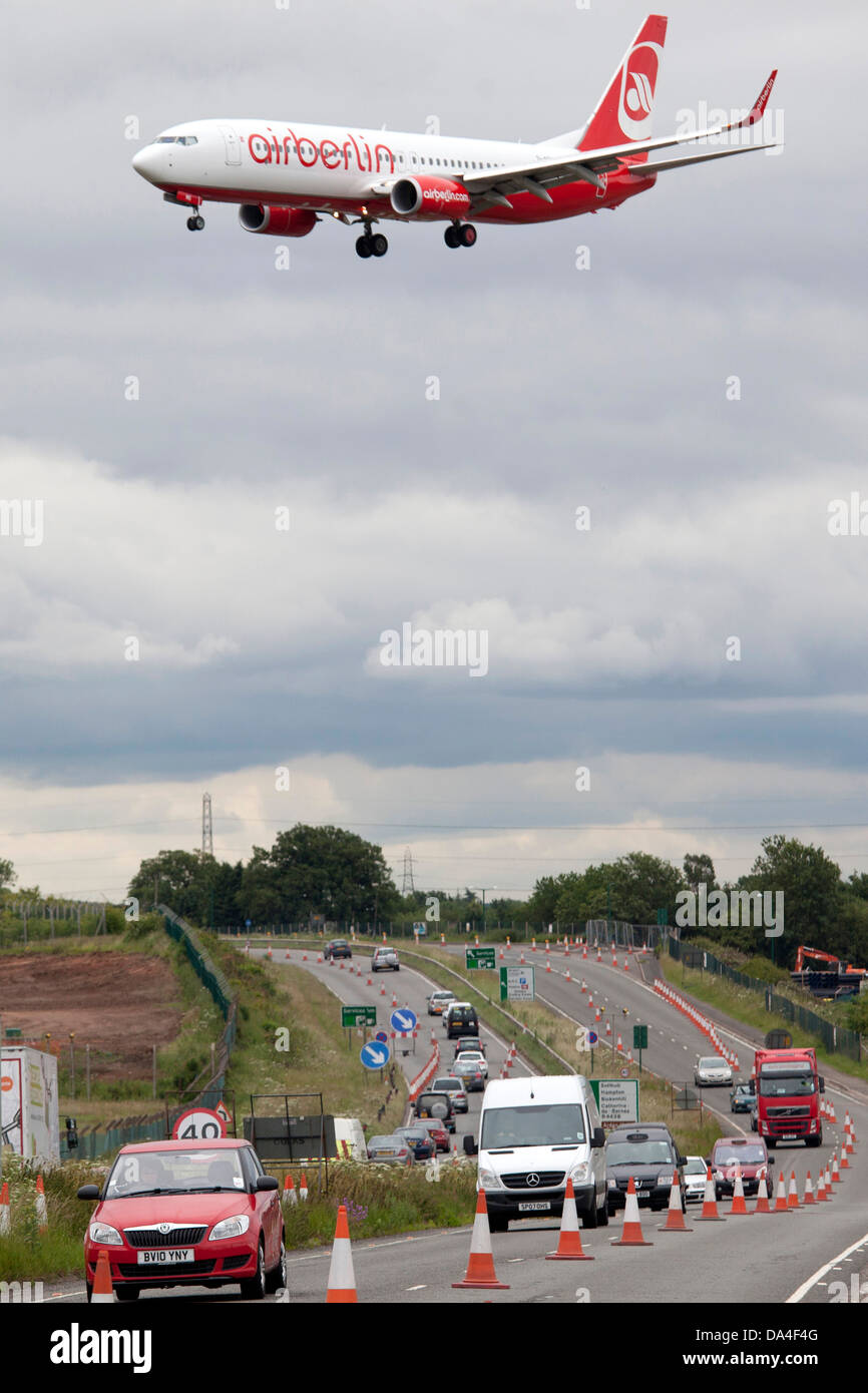 Un Air Berlin aereo attraversa la A45, Coventry Road prima di atterrare all'Aeroporto di Birmingham. La strada è in procinto di essere spostata. Foto Stock