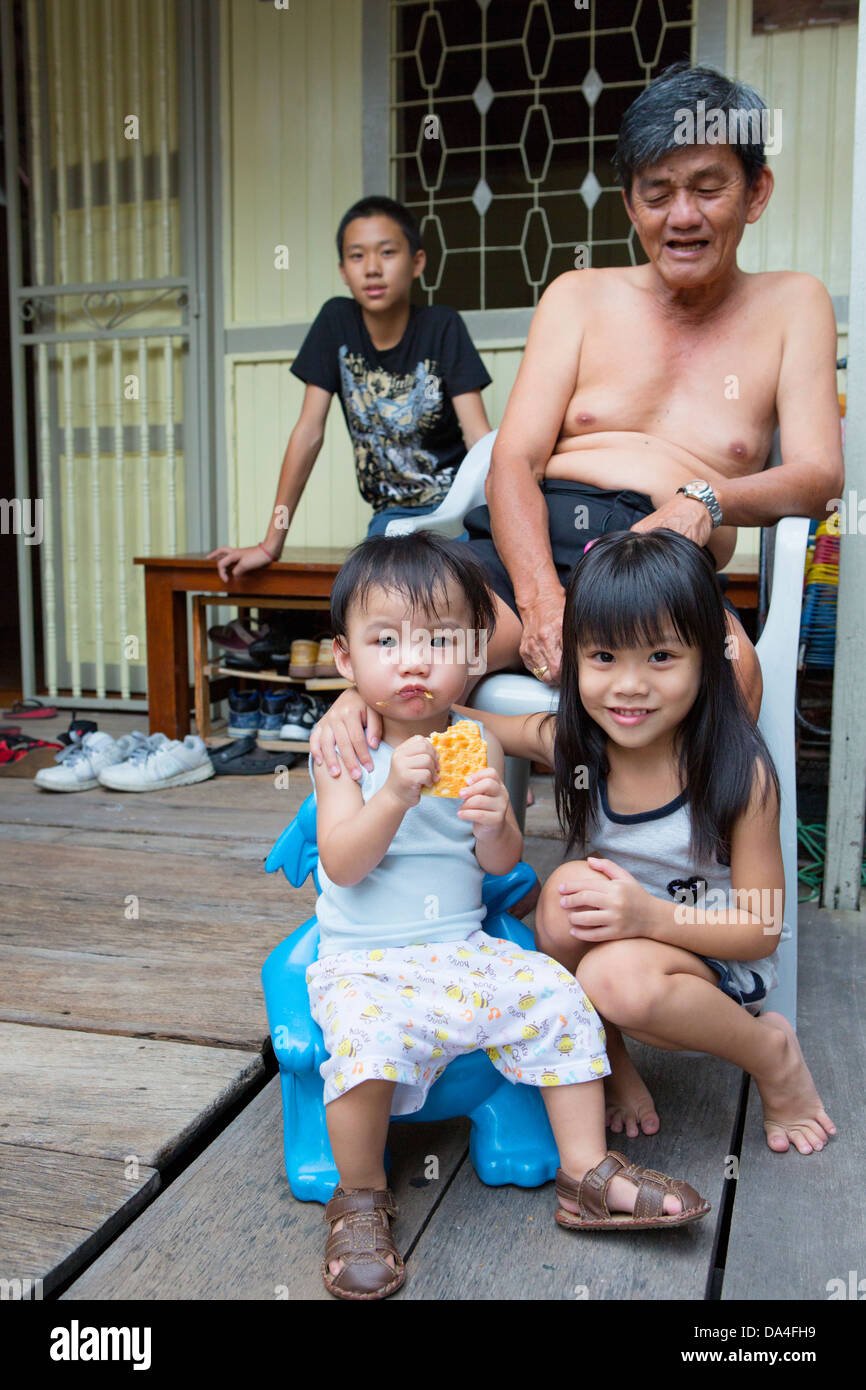 Vivere in famiglia sul clan di saldatura Quay Piers, Georgetown, Penang, Malaysia Foto Stock