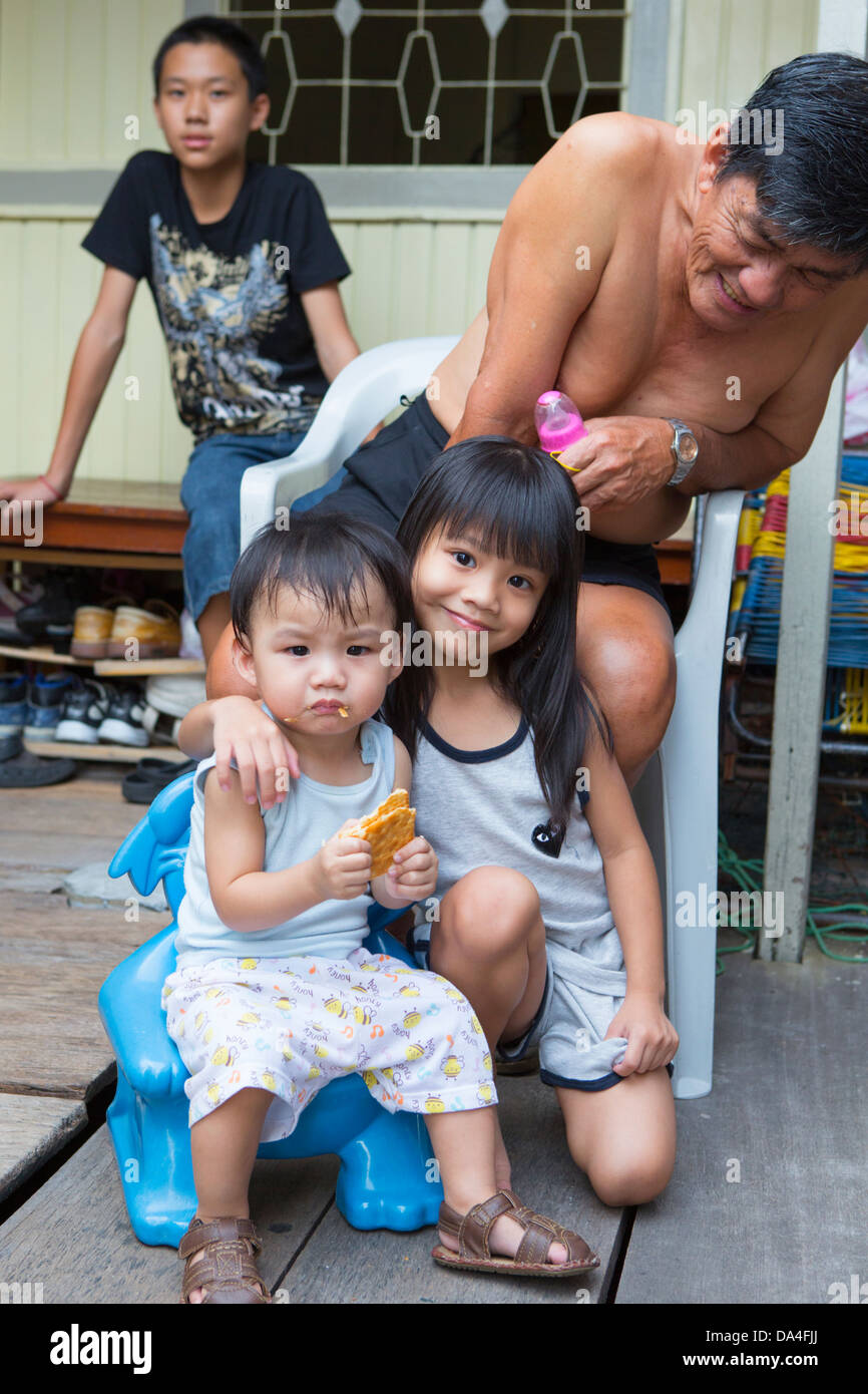 Vivere in famiglia sul clan di saldatura Quay Piers, Georgetown, Penang, Malaysia Foto Stock