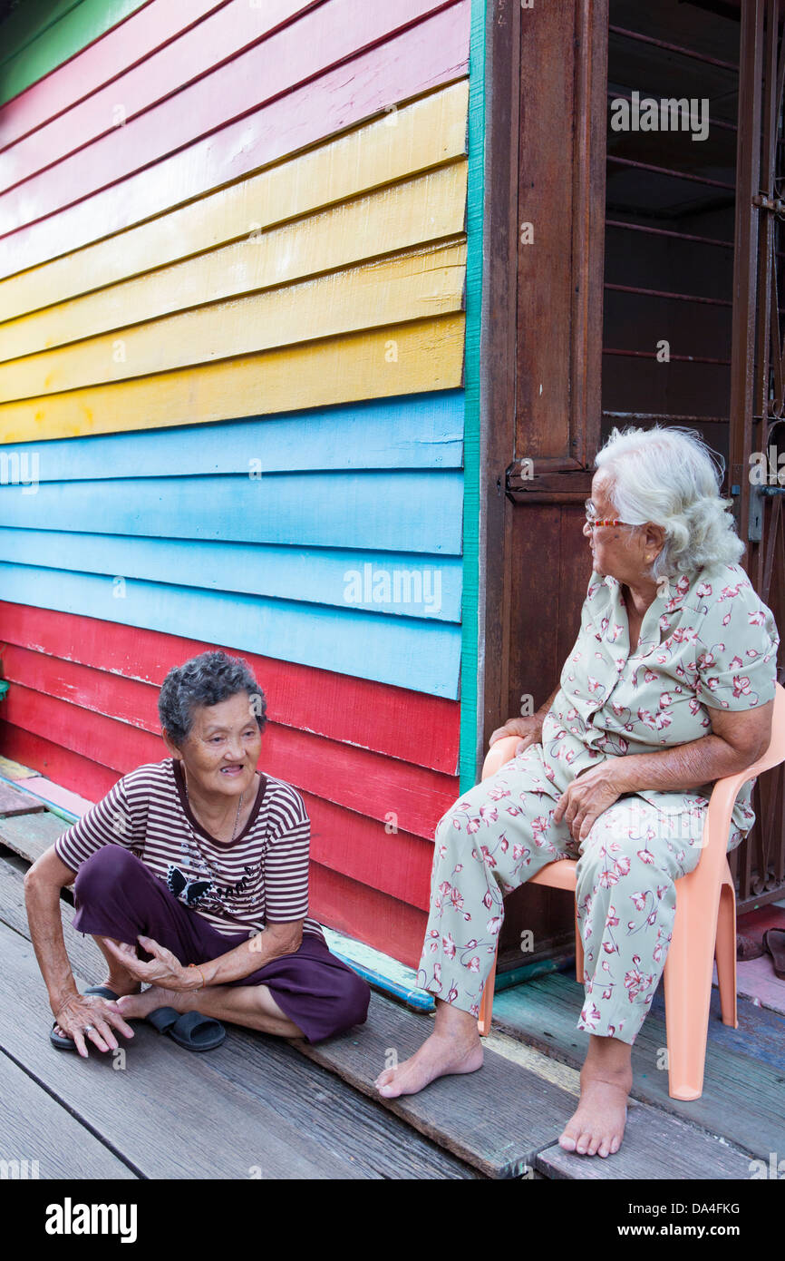 Donne anziane parlando al clan di saldatura Quay Piers, Georgetown, Penang, Malaysia Foto Stock