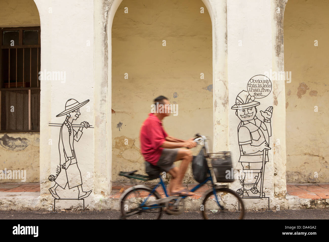 Uomo passato ciclismo street art, Georgetown, Penang, Malaysia Foto Stock