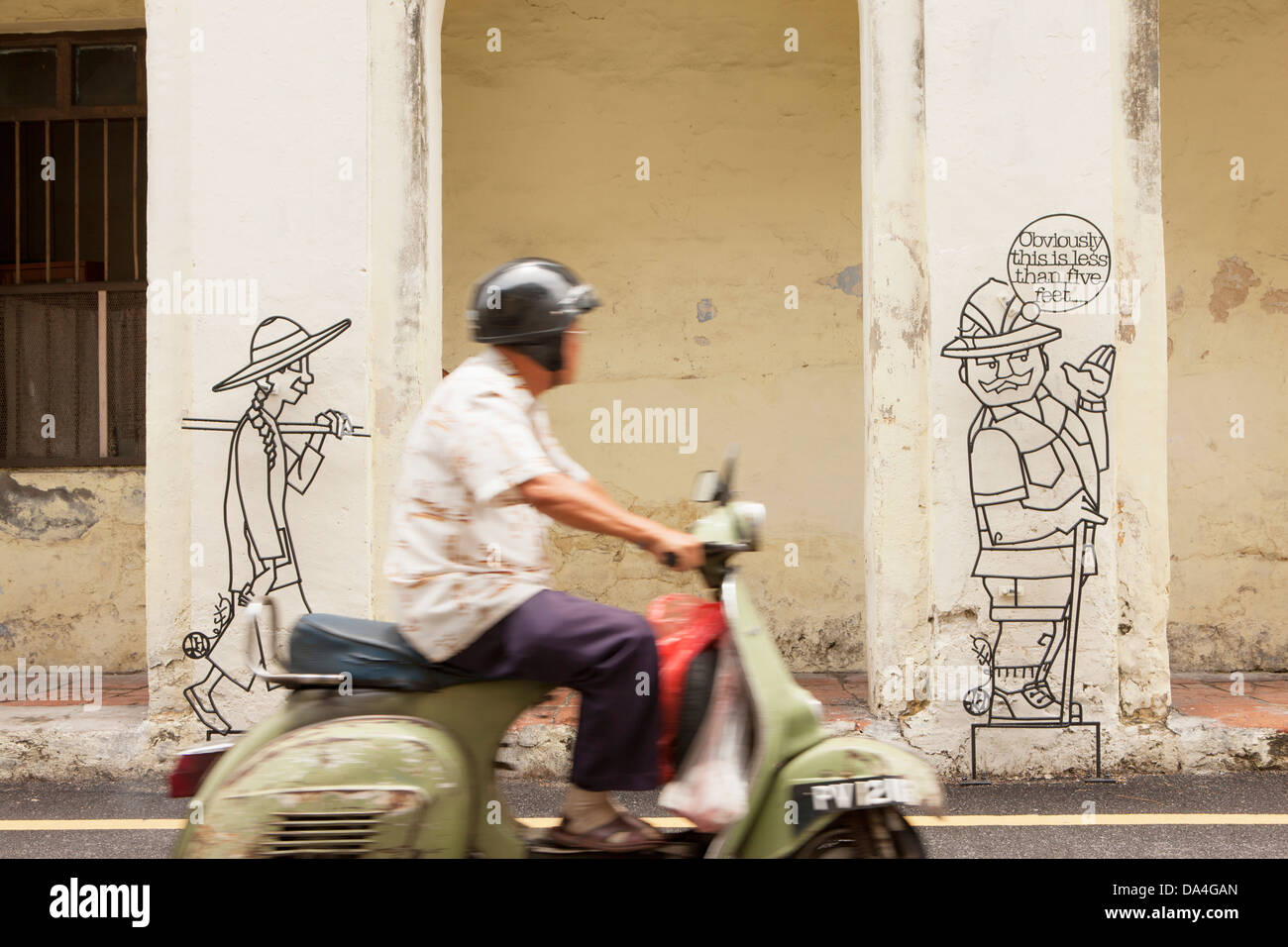 Uomo passato di equitazione street art, Georgetown, Penang, Malaysia Foto Stock