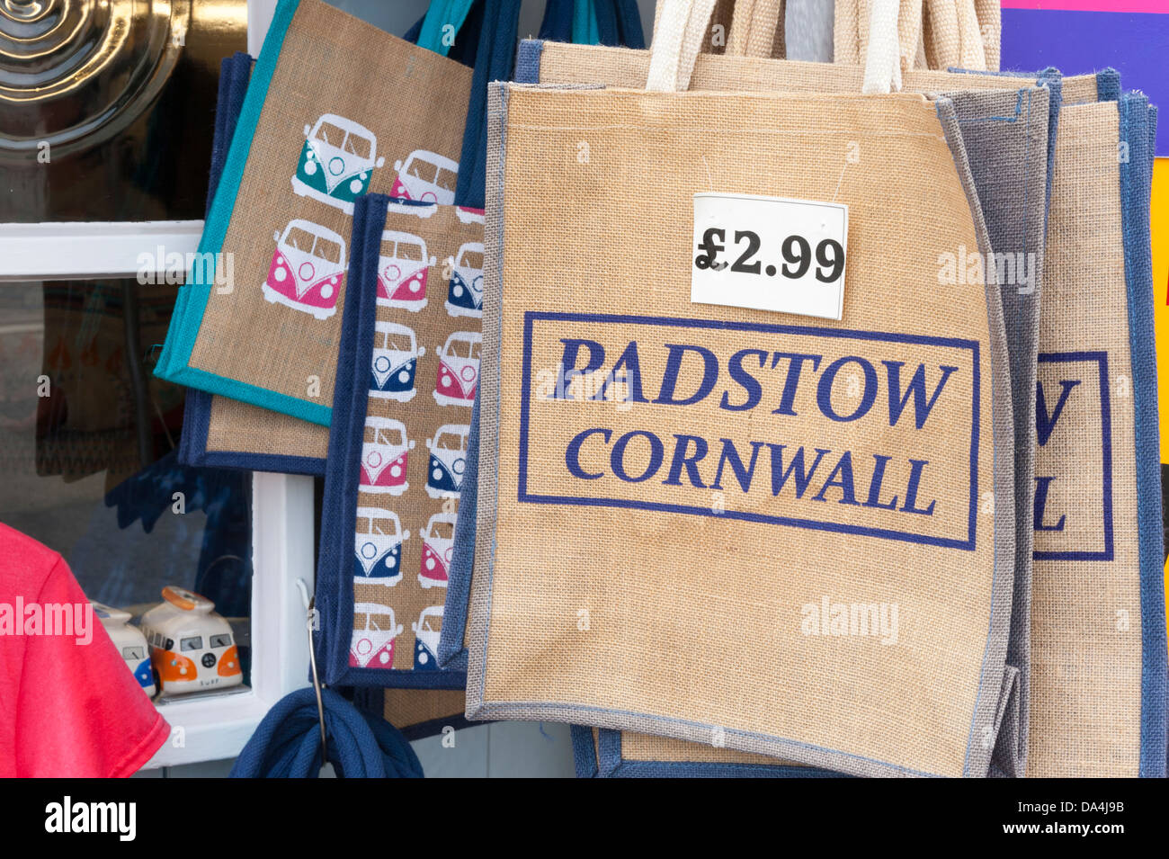 Hessian shopping bags in vendita in un negozio a Padstow Cornwall Regno Unito. Regali per turisti e villeggianti Foto Stock