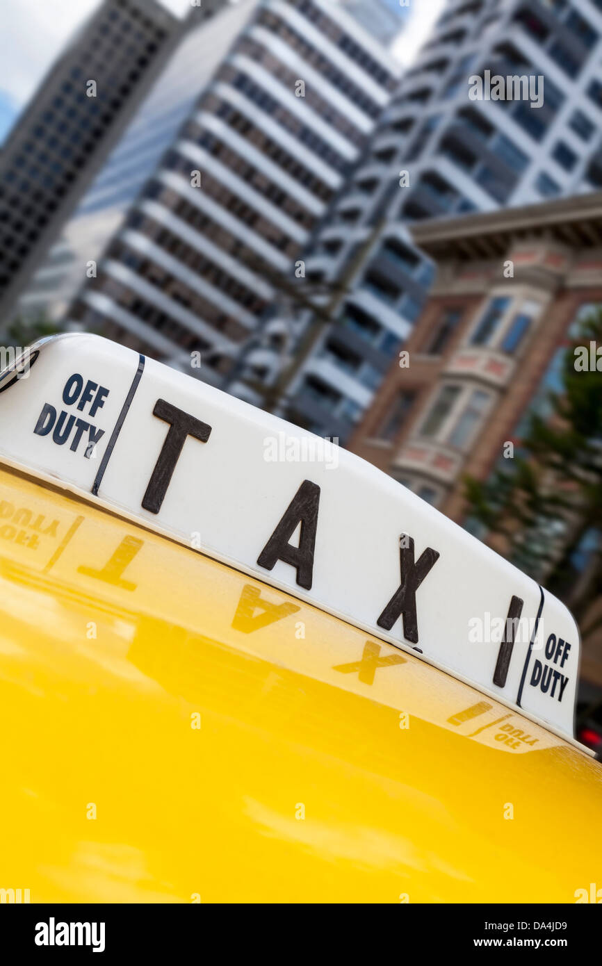 Chiusura del segno del tetto sul movimento New York City giallo taxi Foto Stock