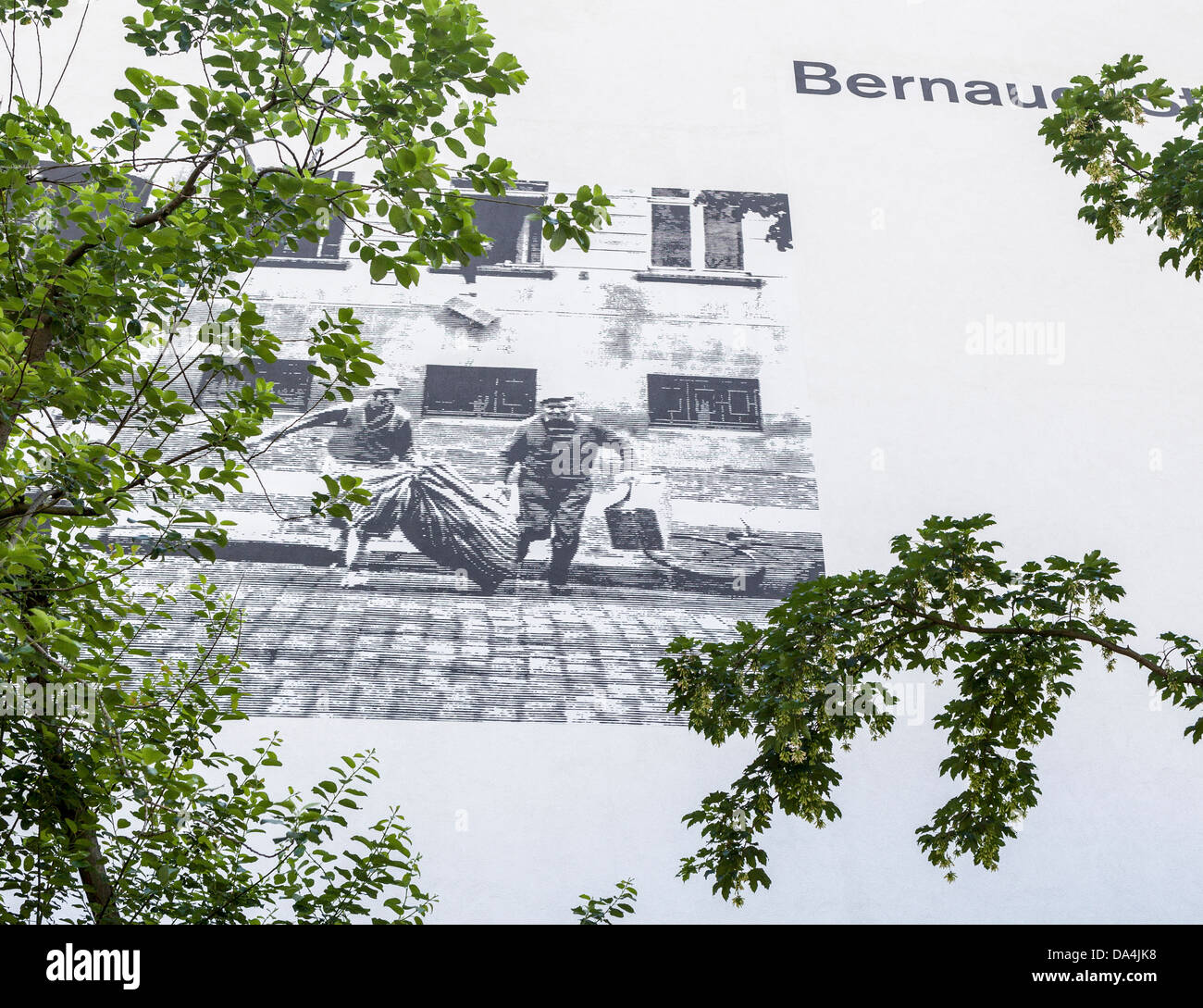 Illustrazione di persone in fuga da Berlino Est presso il Memoriale del Muro di Berlino, Bernauerstrasse, Mitte di Berlino Foto Stock