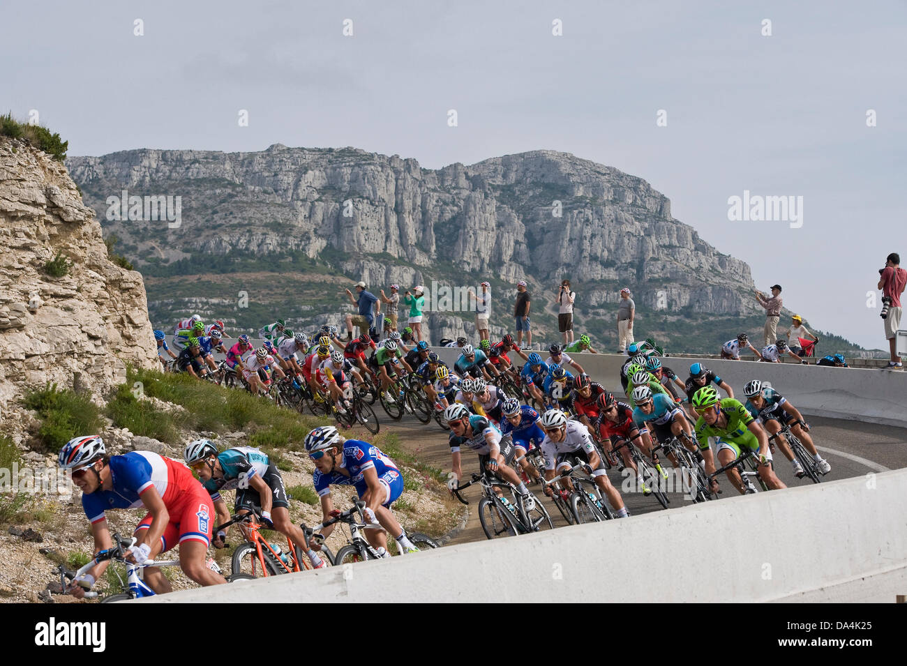 Marseille, Francia. 03 Luglio, 2013. Il Peloton scendere il Col de la Gineste durante la fase 5 del Tour de France Cagnes-sur-Mer a Marsiglia. Credito: Azione Sport Plus/Alamy Live News Foto Stock