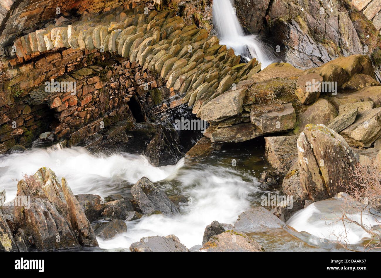Rhaeadr Ogwen (Ogwen cade) e Afon Ogwen nel Parco Nazionale di Snowdonia Gwynedd in Galles. Foto Stock
