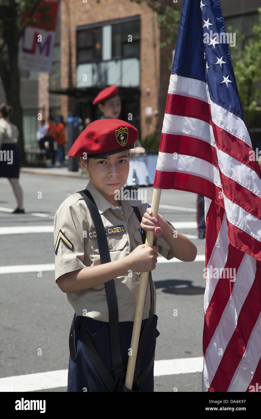 Bambini evangelici's Parade, 3rd Ave., Spanish Harlem, Manhattan NYC. Chiesa cristiana, la luce nelle tenebre, cadet marching Foto Stock