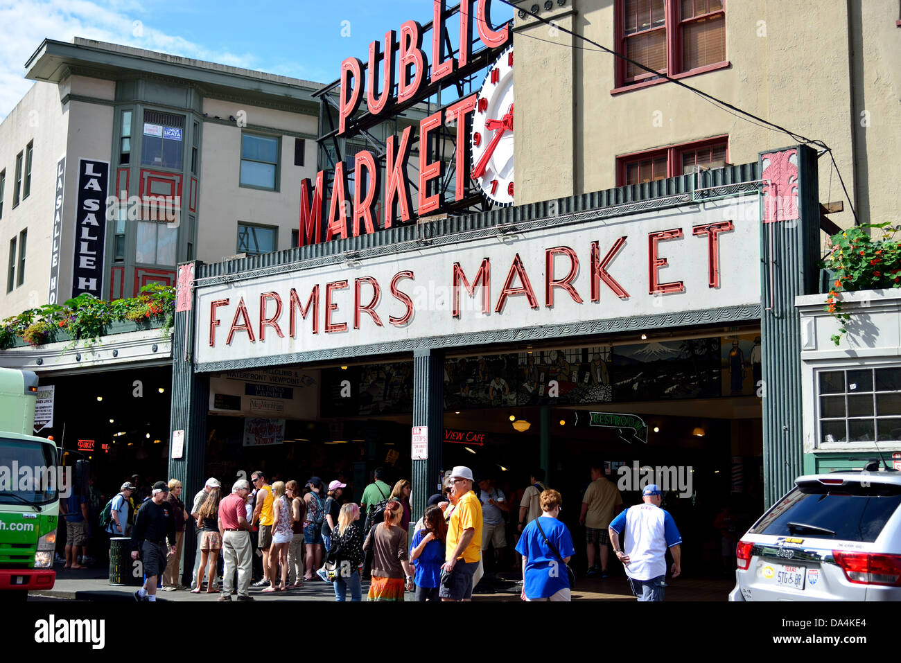 La gente visita il Pike Market Il mercato pubblico. Seattle, Washington, Stati Uniti d'America. Foto Stock