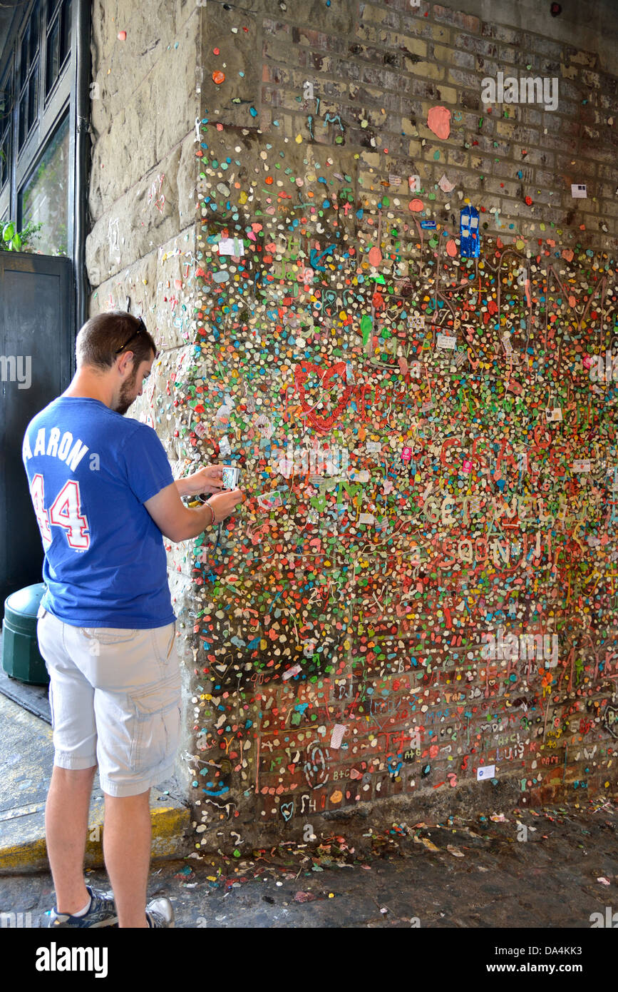 Turistica prendendo la foto del "muro di gomma' con un telefono cellulare. Seattle, Washington, Stati Uniti d'America. Foto Stock