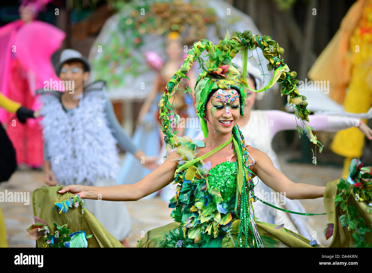 Gli artisti interpreti o esecutori dance presso il Villaggio di Ngong Ping sull'Isola di Lantau, Hong Kong, Cina Foto Stock