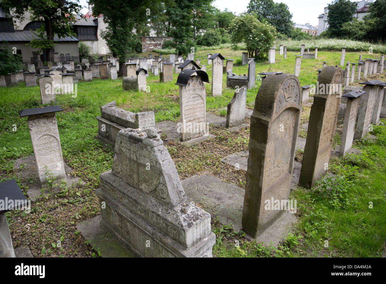 Gli oggetti contrassegnati per la rimozione definitiva a Remuh, vecchio cimitero ebreo in Cracaw, Polonia. Foto Stock