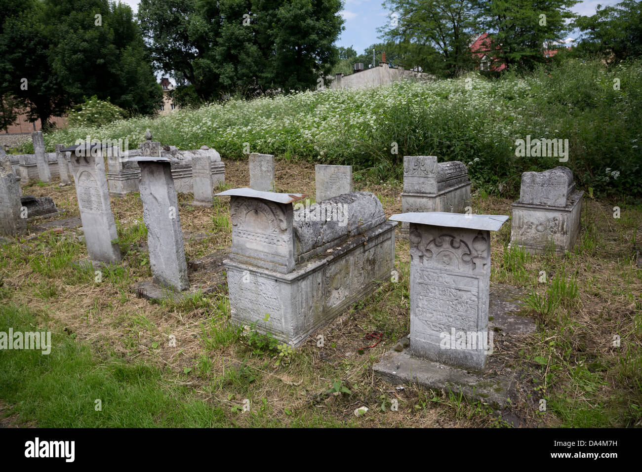 Gli oggetti contrassegnati per la rimozione definitiva a Remuh, vecchio cimitero ebreo in Cracaw, Polonia. Foto Stock
