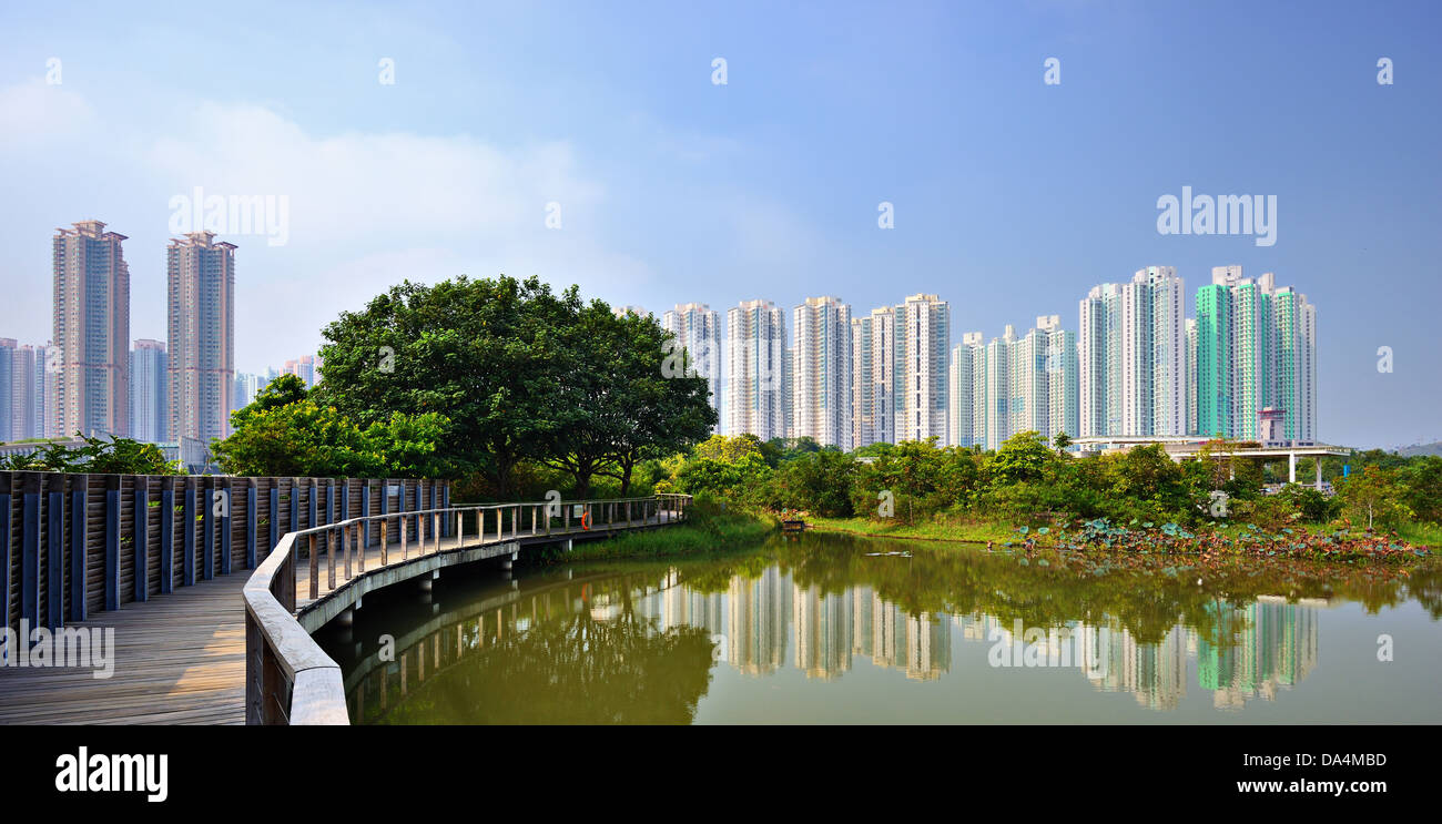 Alto edificio di appartamenti al di sopra del Parco delle Paludi di Hong Kong, Cina. Foto Stock