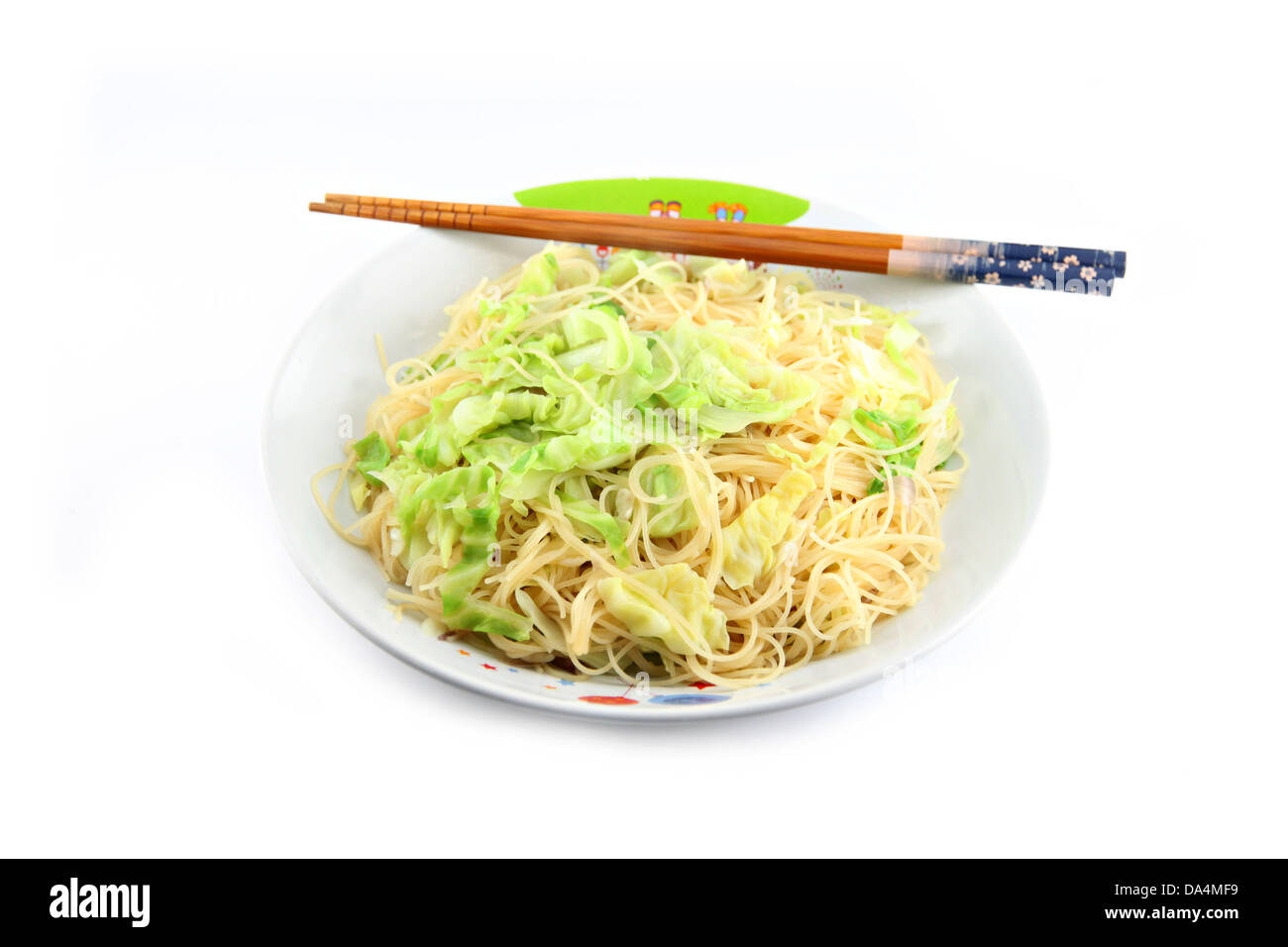 Thai Noodles e bastoncini nel piatto su sfondo bianco. Foto Stock