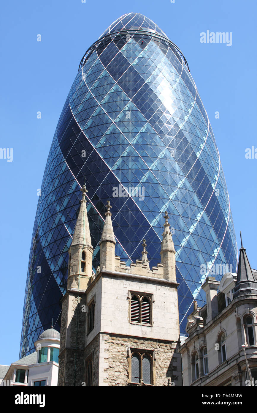 Il famoso edificio Gherkin nella città di Londra, Regno Unito Foto Stock
