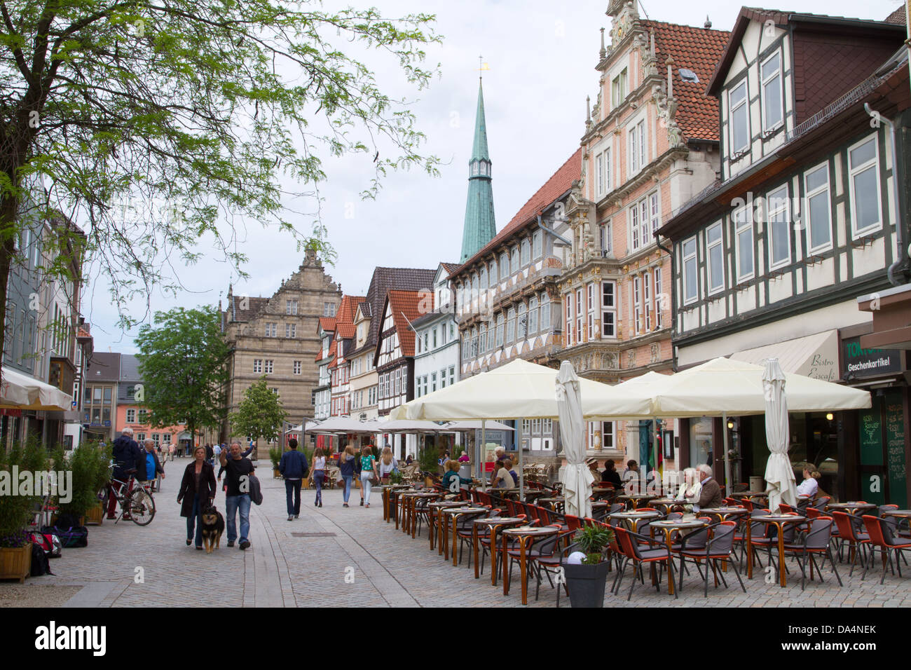 Le persone a rilassarsi in caffè nella zona dello shopping di Hameln/Hamlin, Germania home del famoso racconto folk The Pied Piper. Foto Stock