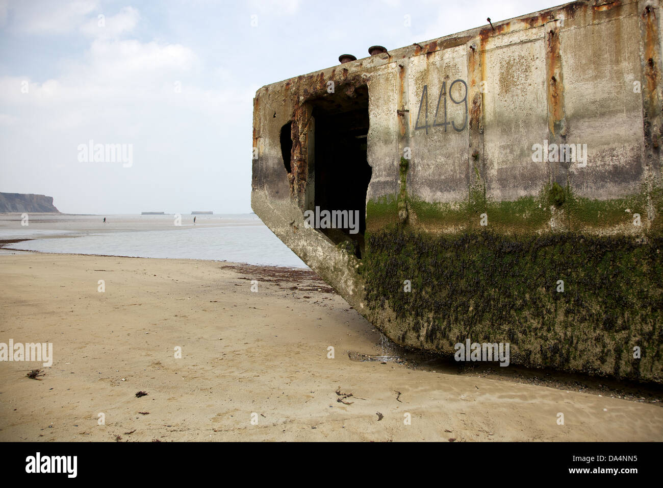 Resti del porto di gelso ad Arromanches stand come un monumento al coraggio e sacrificio di giugno 1944 Foto Stock