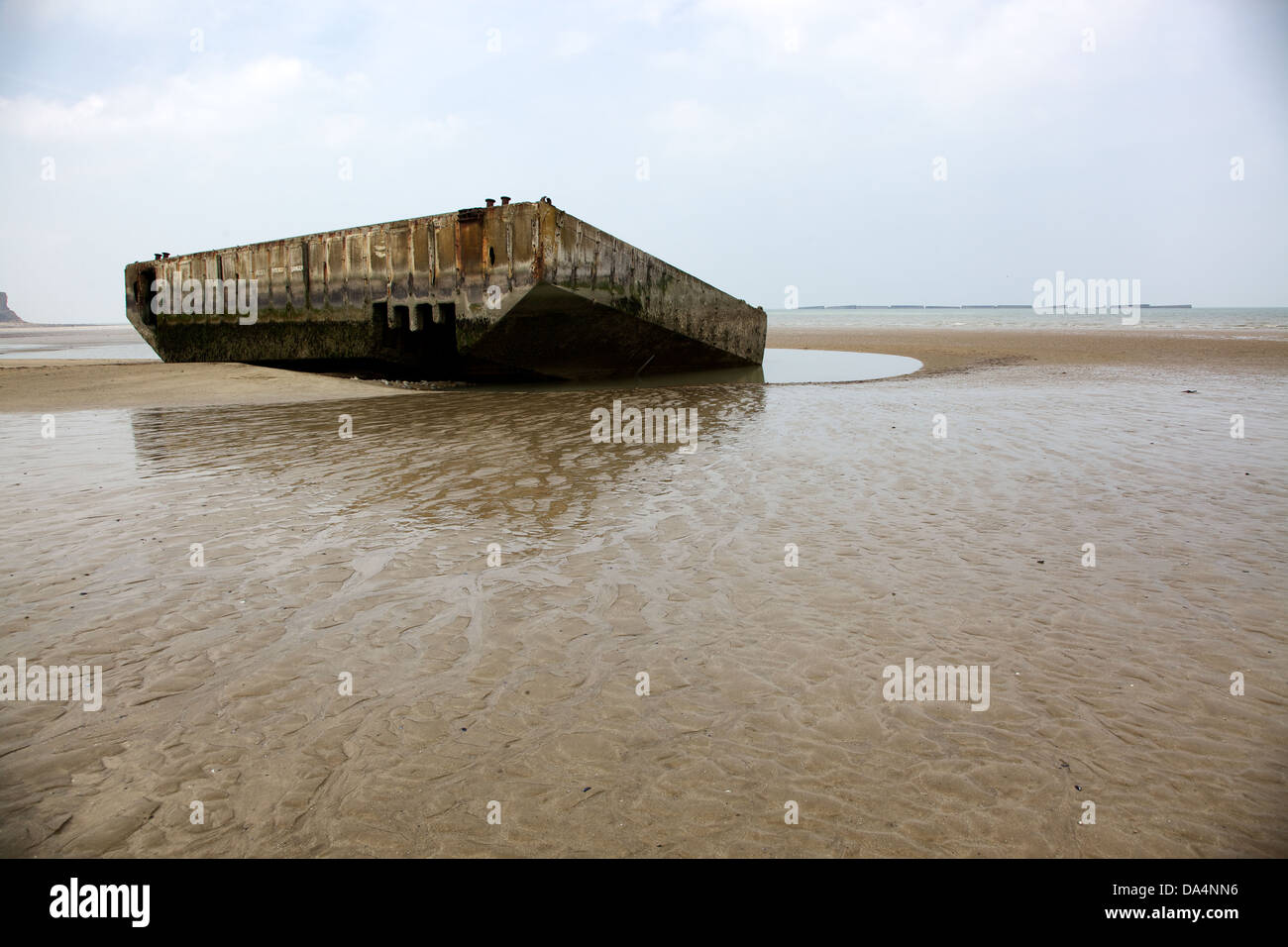 Resti del porto di gelso ad Arromanches stand come un monumento al coraggio e sacrificio di giugno 1944 Foto Stock