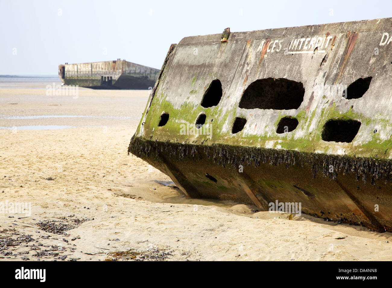 Resti del porto di gelso ad Arromanches stand come un monumento al coraggio e sacrificio di giugno 1944 Foto Stock