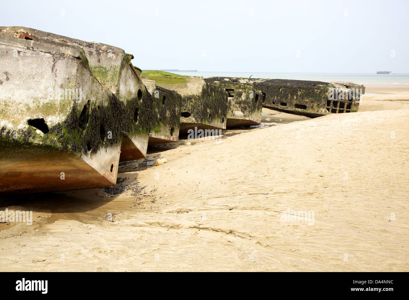 Resti del porto di gelso ad Arromanches stand come un monumento al coraggio e sacrificio di giugno 1944 Foto Stock