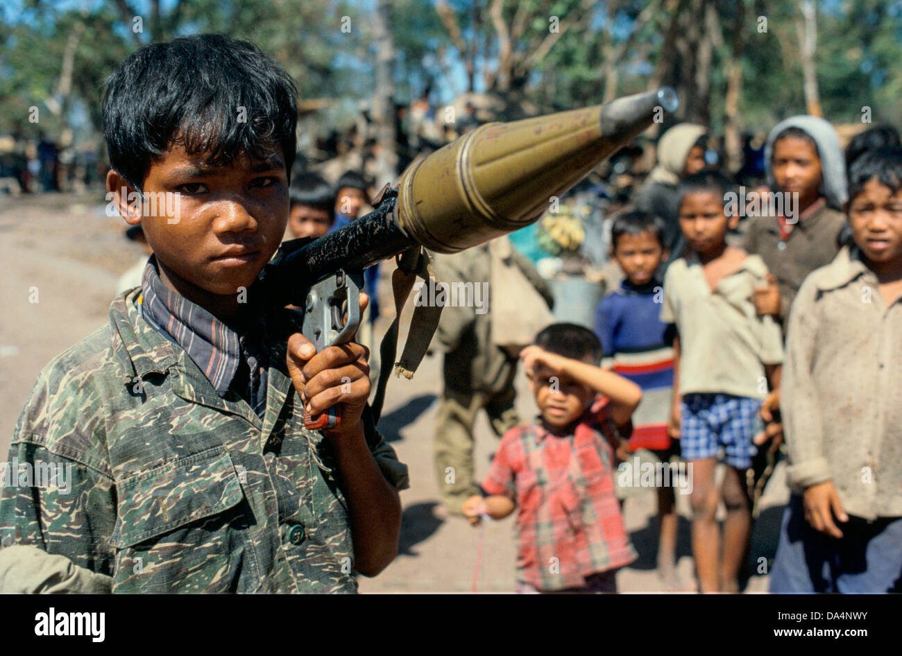 Un bambino con saldatura Khmer Serai detiene un RPG presso il cambogiano campo profughi di Nong Samet sul confine Thai-Cambodian Foto Stock