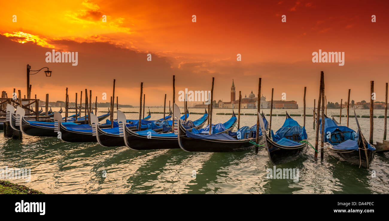 Gondole in laguna di Venezia al tramonto, Italia Foto Stock