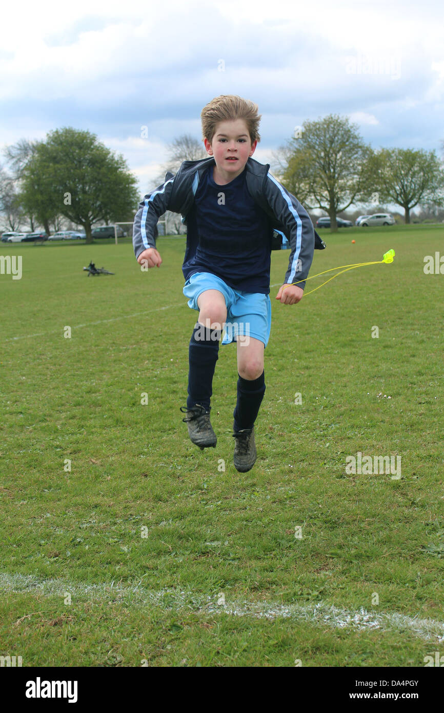 Ragazzo in kit calcio jumping Foto Stock