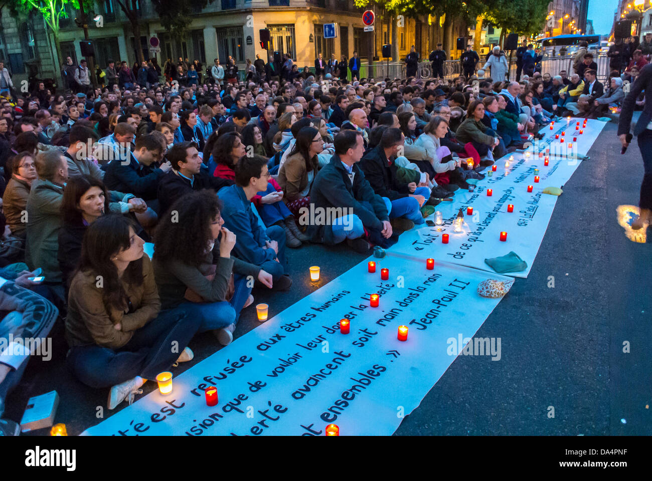 PA-ris, Francia. Politica, dimostrazione del gruppo conservatore "Les Vielleurs" matrimonio anti-gay, occupazione, incontro religioso, DONNE IN grande FOLLA, pregiudizio estremo, religione in politica, destra Foto Stock