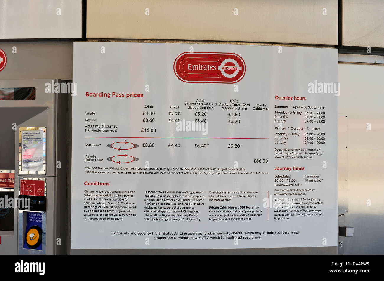 Funivie i prezzi dei biglietti su display, Royal Docks Terminale, Londra, Inghilterra, Regno Unito. Foto Stock