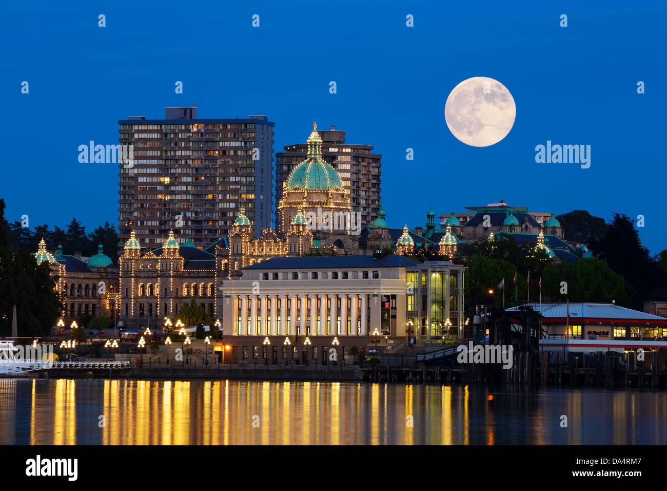 Full Moon Rising sopra legislatura provinciale e il Porto Interno - Victoria, British Columbia, Canada. Composito Note-Digital Foto Stock