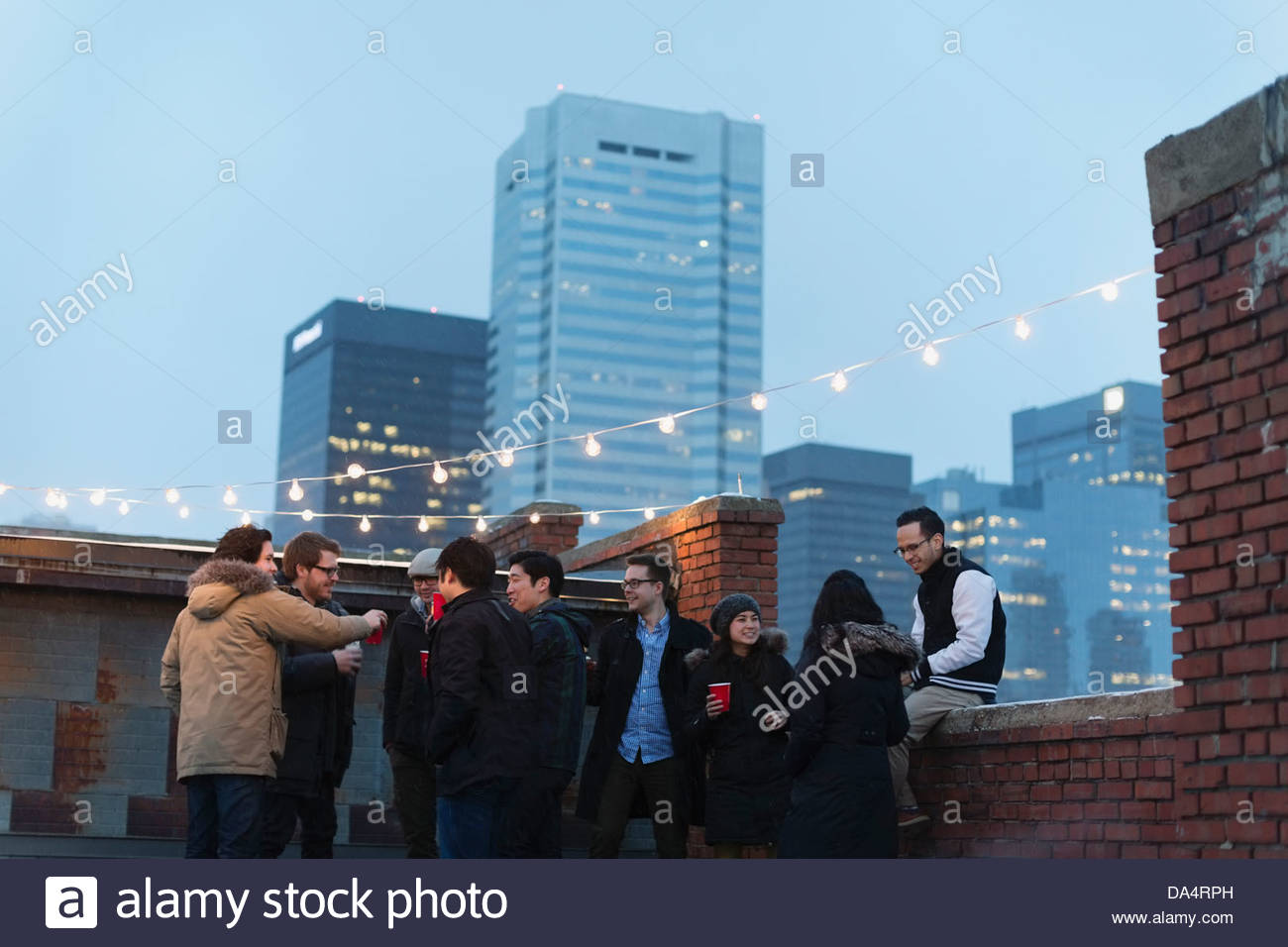 Gruppo di imprenditori che celebra sul tetto Foto Stock