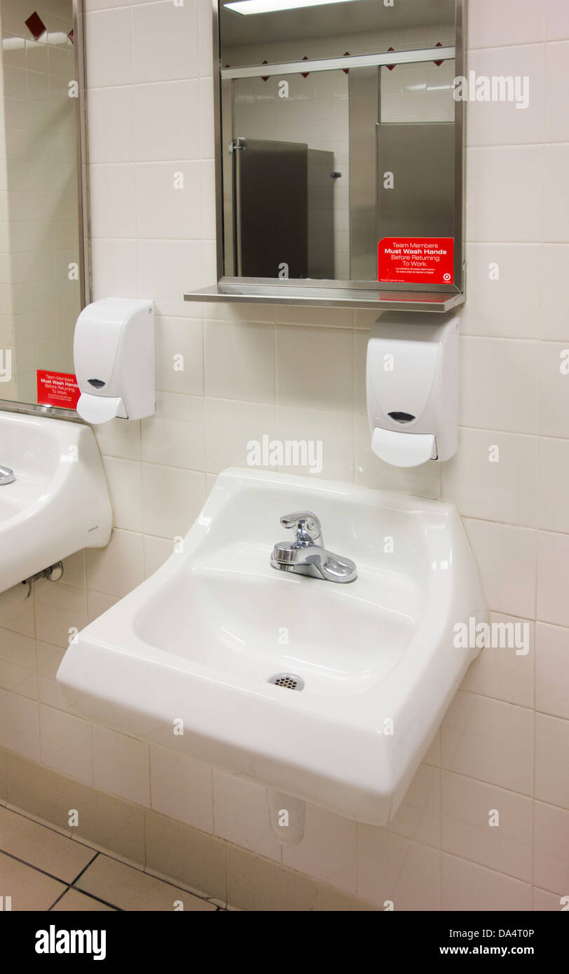 Il bagno pubblico in un centro commerciale per lo shopping, gabinetti, dispenser di sapone e specchi. Oklahoma City, Oklahoma, Stati Uniti d'America. Foto Stock