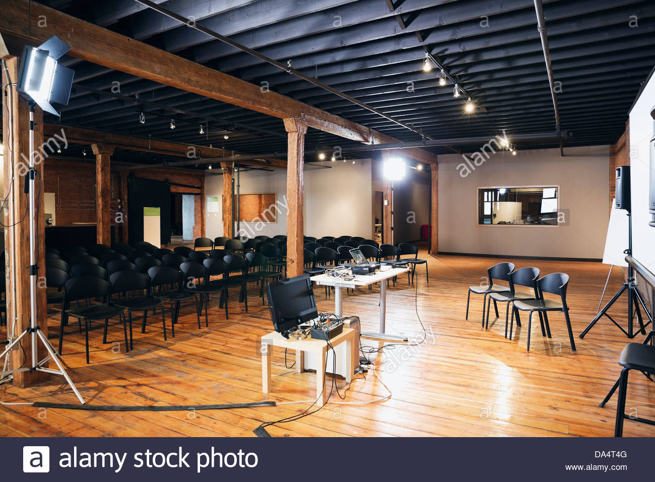 Interno della sala conferenze con schermo di proiezione e sedie Foto Stock
