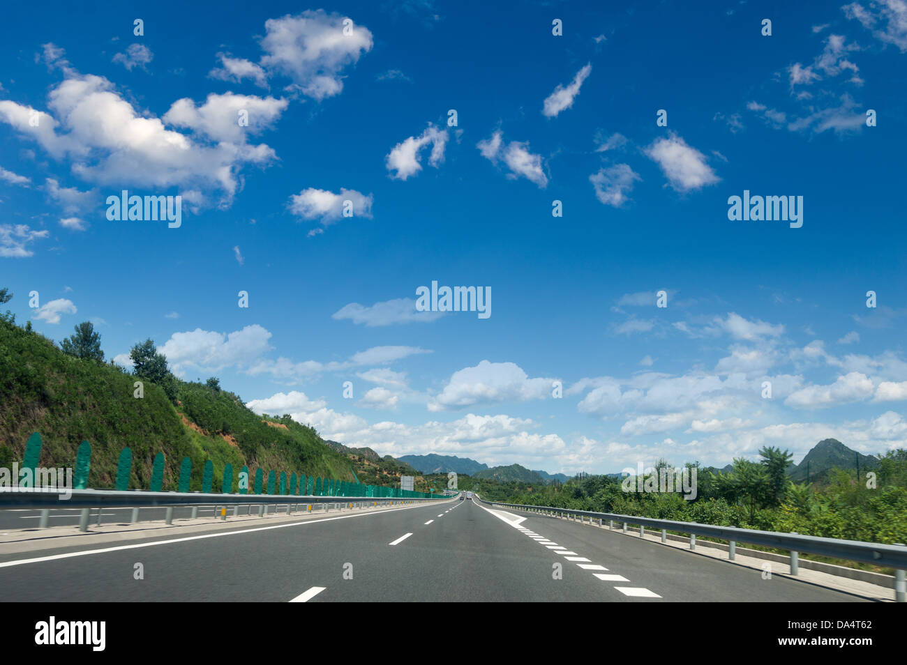 Campagna vuota strada asfaltata e cielo blu con nuvole Foto Stock