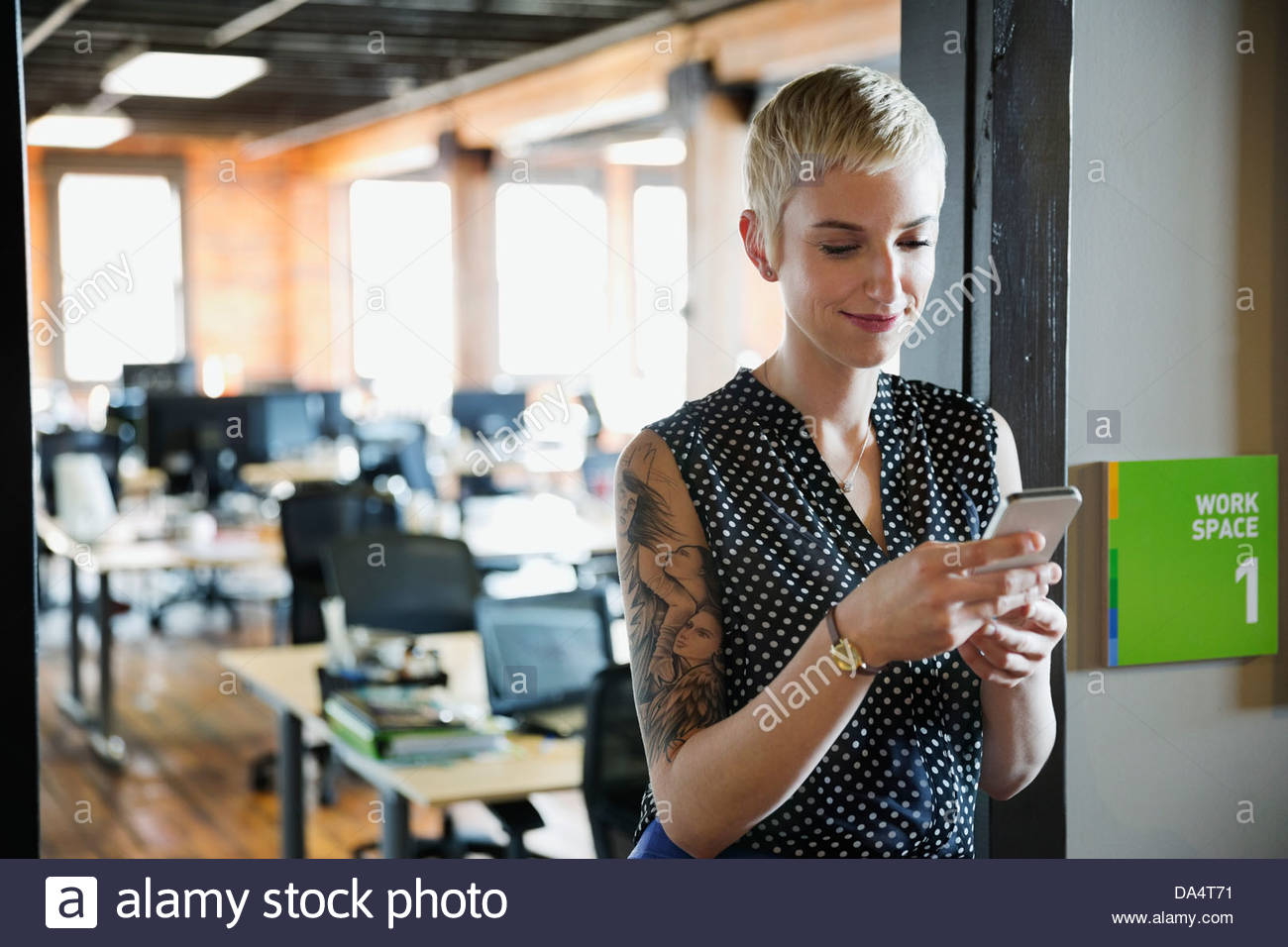 Imprenditore femmina utilizza lo smartphone in office Foto Stock