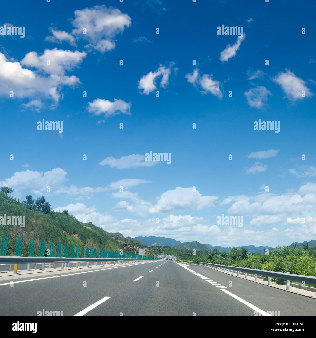 Campagna vuota strada asfaltata e cielo blu con nuvole Foto Stock