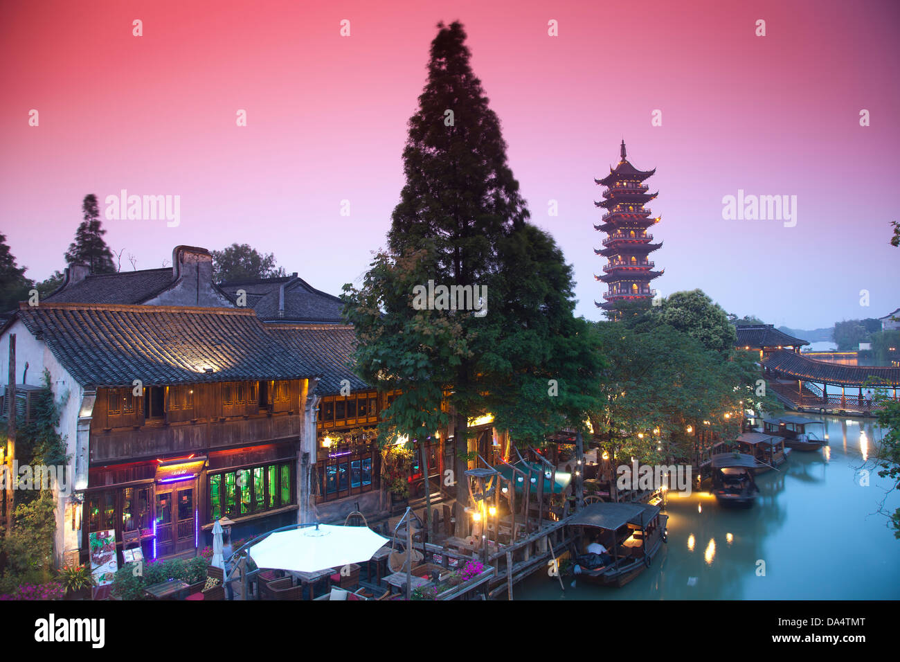 Cina, Wuzhen, Xizha Scenic Area, Xishi Scena di fiume al crepuscolo, White Lotus Tower Foto Stock