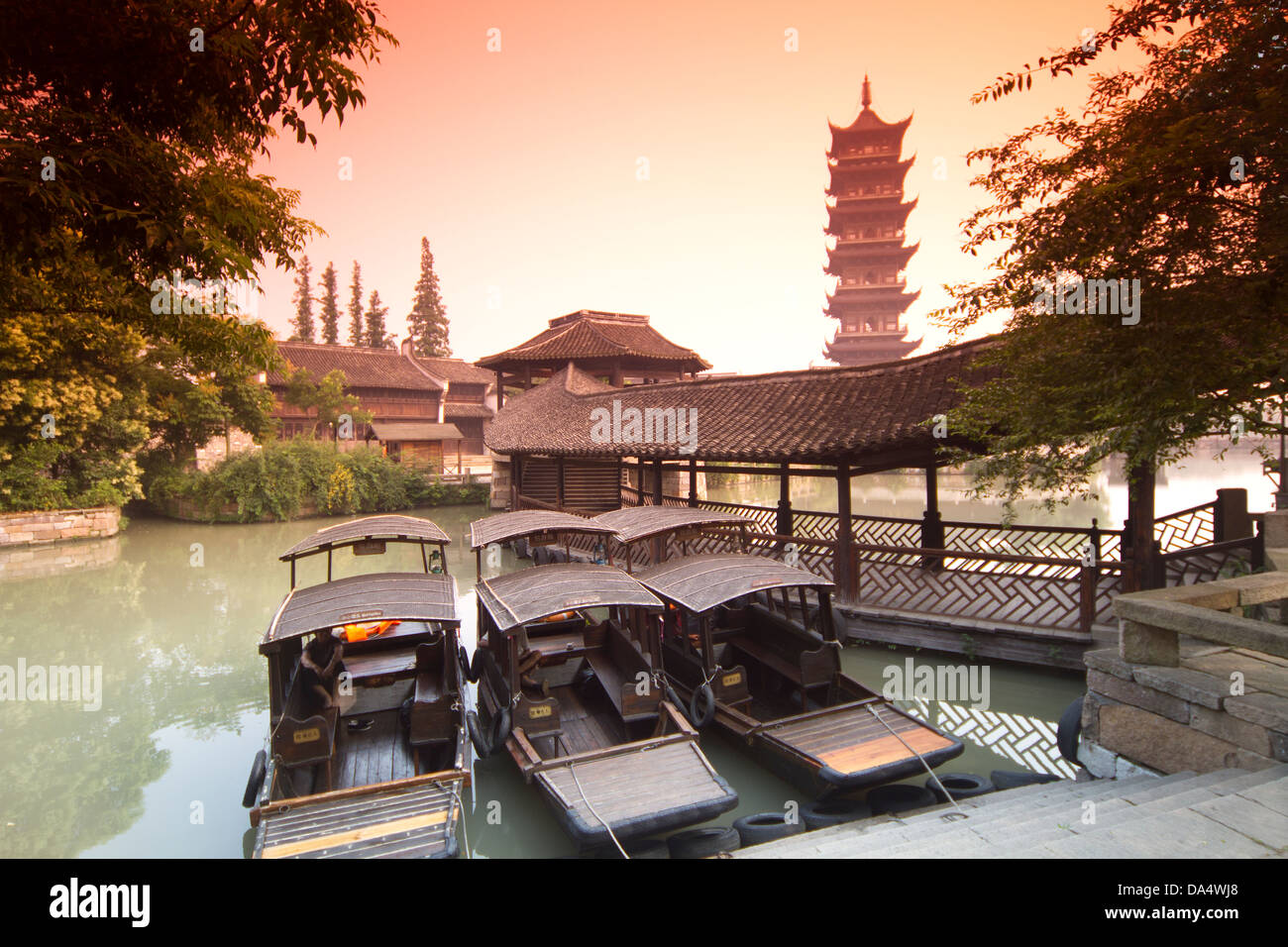 Cina, Wuzhen, Xizha Scenic Area, Xishi Scena di fiume al crepuscolo, White Lotus Tower Foto Stock