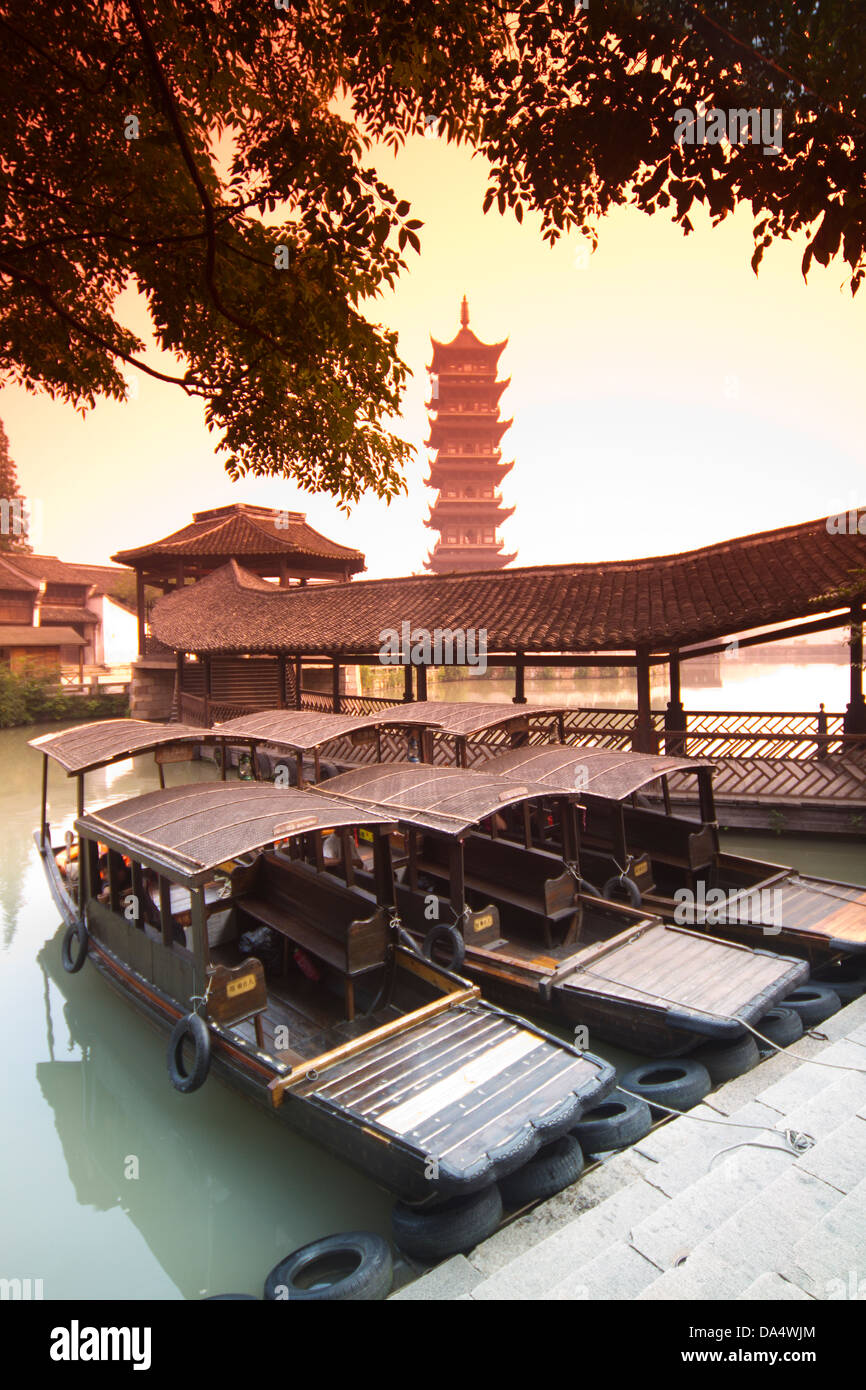 Cina, Wuzhen, Xizha Scenic Area, Xishi Scena di fiume al crepuscolo, White Lotus Tower Foto Stock
