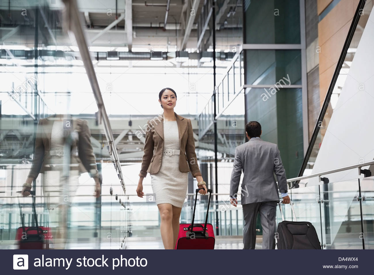 Imprenditrice con la valigia a piedi all'aeroporto Foto Stock