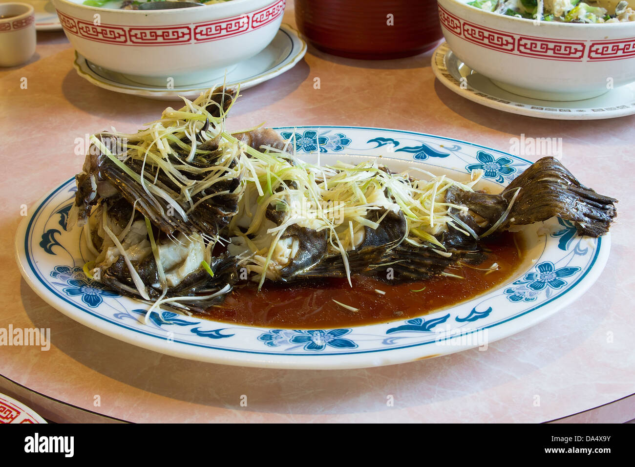 Insieme al vapore pesce piatto cinese con lo zenzero lo scalogno e la salsa di soia Foto Stock
