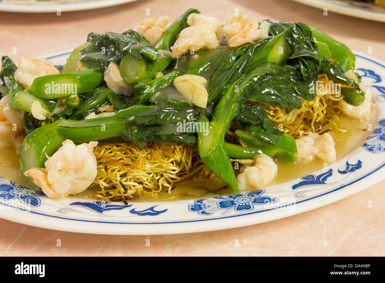 Cinese giallo fritte tagliatelle con gamberi e verde cinese verdure broccoli Foto Stock