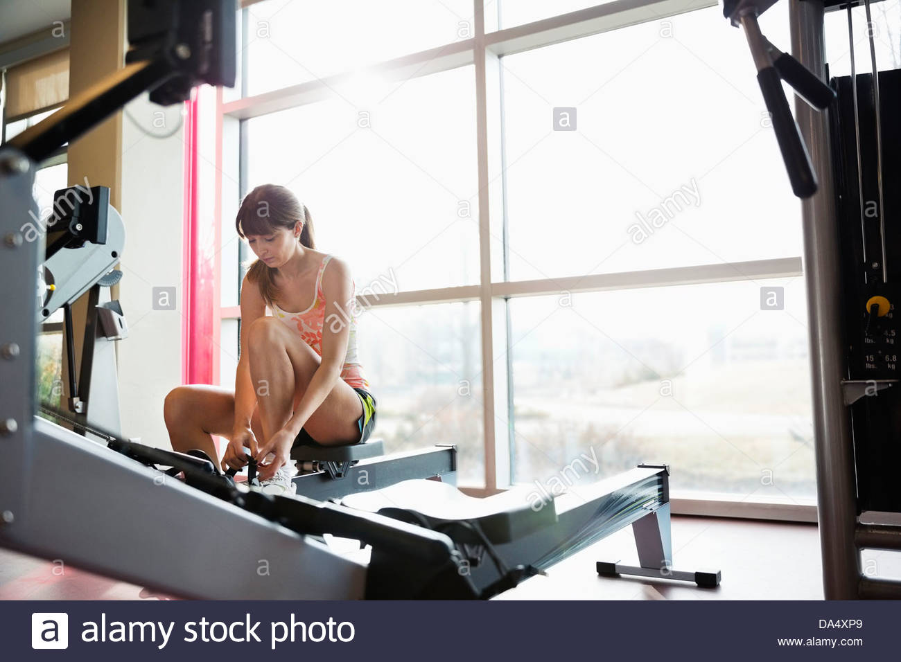 La donna si prepara a esercitarsi nel centro fitness Foto Stock